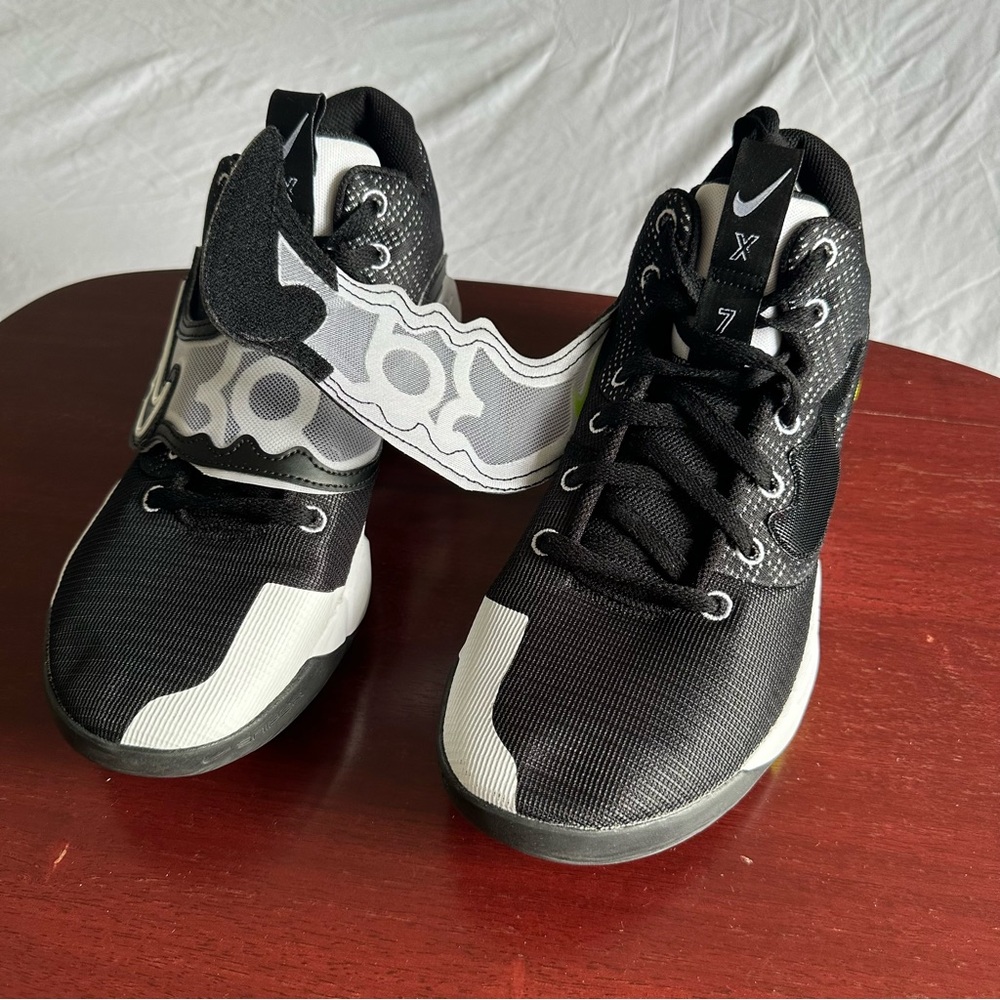 Nike kd Trey 5 size 11 Black and Volt basketball Sneakers - Picture 3 of 8